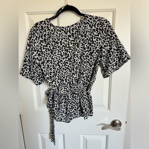 Francesca’s Animal Print V Scrunch Waist Short Sleeve Blouse - Size Small - Picture 2 of 3